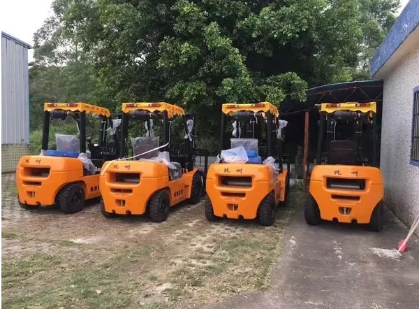 【叉車操作小知識】內(nèi)燃叉車要怎么換擋？